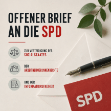 Quadratisches, hochwertig und minimalistisch gestaltetes Artikelbild auf cremefarbenem Papierhintergrund. Links steht in großer schwarzer und roter Schrift: „Offener Brief an die SPD“. Darunter folgen drei Themenbereiche mit schlichten Symbolen: eine Waage neben „Zur Verteidigung des Sozialstaates“, eine Personengruppe neben „der Arbeitnehmer:innenrechte“ und ein Dokument mit Schloss neben „und der Informationsfreiheit“. Rechts liegen ein weißer Briefumschlag und ein schwarzer Füllfederhalter. Unten rechts ist eine rote Karte mit der weißen Aufschrift „SPD“ zu sehen. Grüne Blätter am oberen Bildrand ergänzen die ruhige, sachliche Gestaltung.